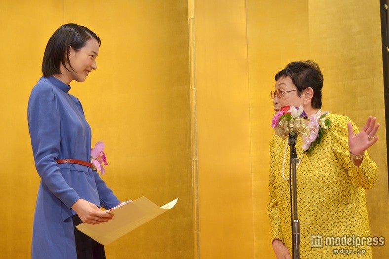 能年玲奈（左）と橋田壽賀子（右）