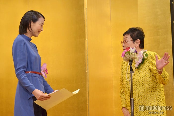 能年玲奈(左)と橋田壽賀子(右)