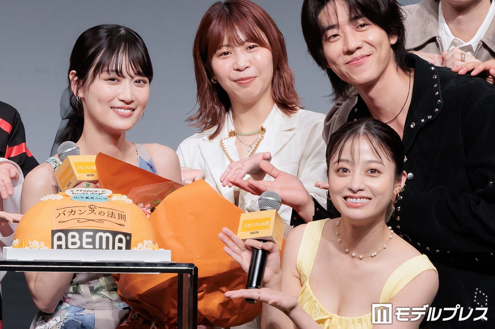 山下美月、誕生日サプライズに笑顔「橋本環奈に花束をもらえる人生で良かった」【バカンスの法則】