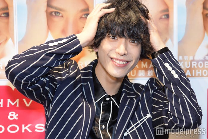 表紙のポーズを再現する黒羽麻璃央 (C)モデルプレス