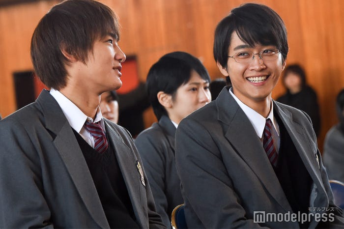 待ち時間、口笛を吹く野村周平(左)の姿に佐藤寛太(右)も笑顔(C)モデルプレス