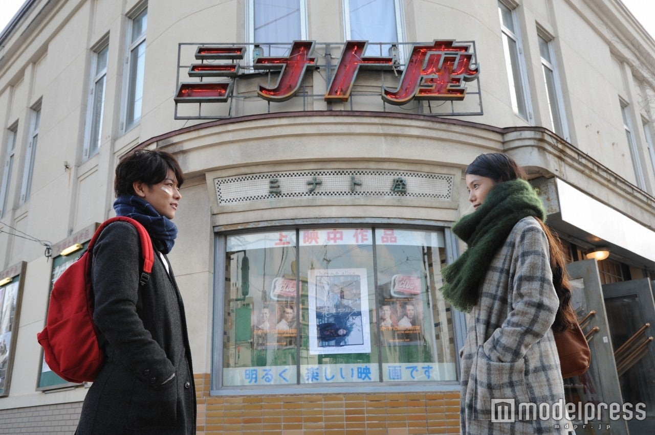 佐藤健、宮崎あおい（C）2016 映画『世界から猫が消えたなら』製作委員会