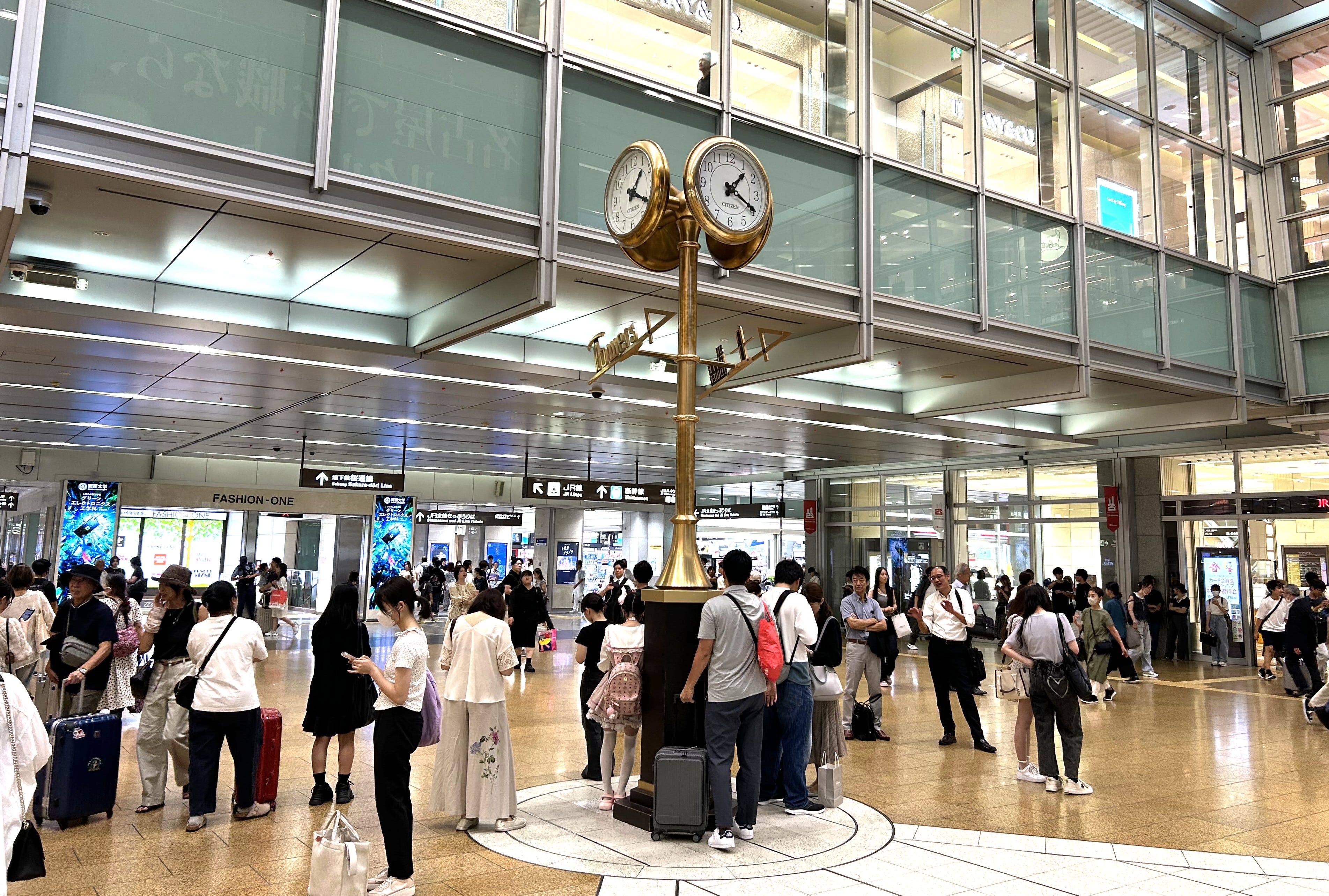 桜通口の待ち合わせスポットはJR名古屋駅中央コンコースの金の時計。非常に混雑するので、向かい側のエスカレーター横などで待ち合わせるのもおすすめ ※画像：筆者撮影