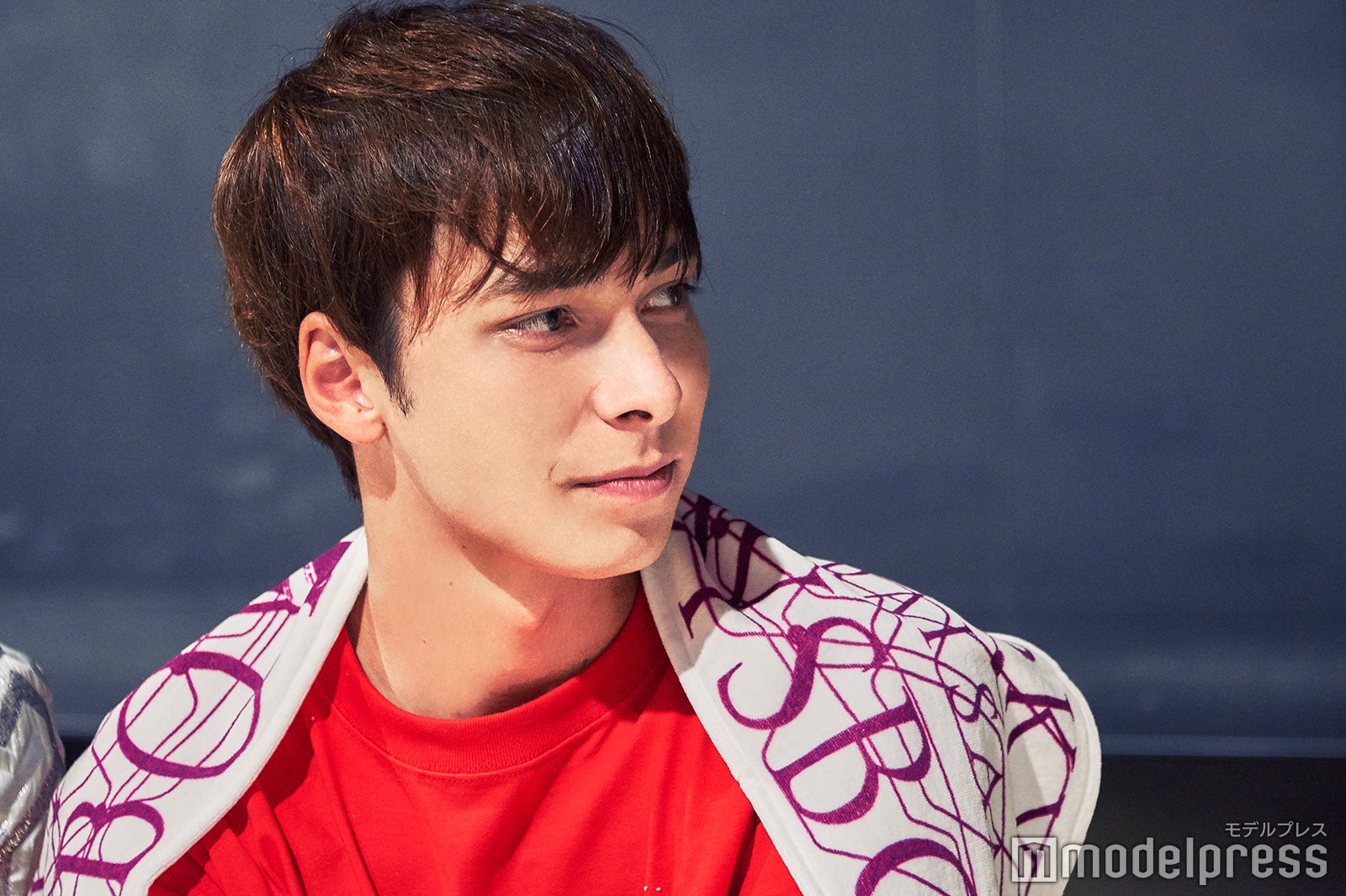 真剣に話を聞くマーティン （C）モデルプレス