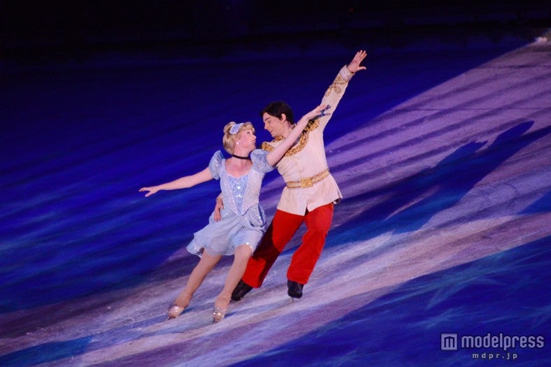 「ディズニー・オン・アイス」シンデレラと王子の華麗なスケート