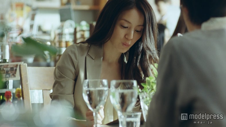 井川遥／新CM「auスマートパス アプリ取り放題」篇より