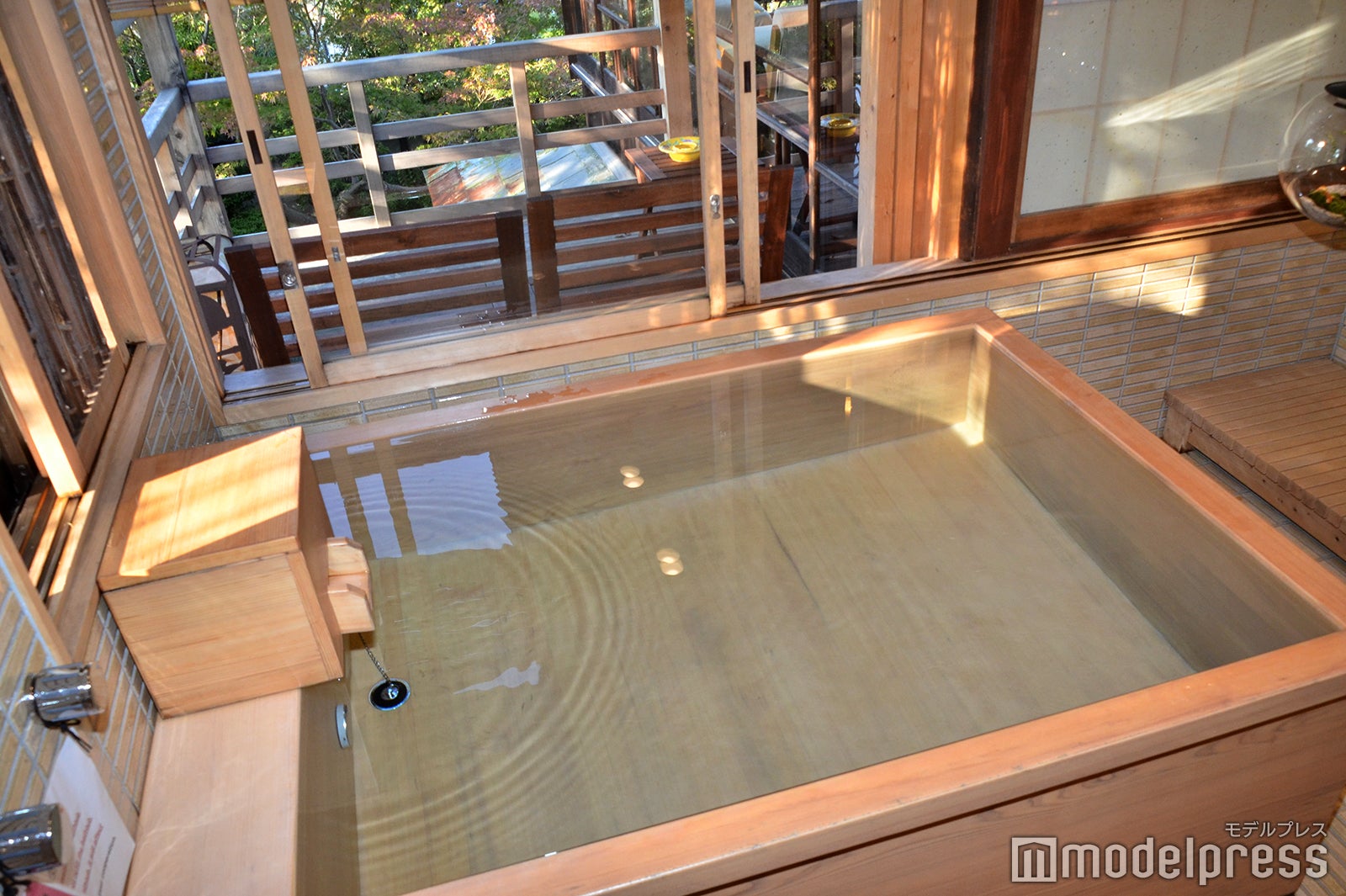 恋人・家族と楽しめる大きなお風呂（C）モデルプレス