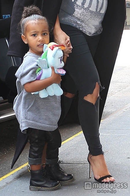 デニムの穴がお肉に引張られて縦長に。x17online.com／Zeta Image