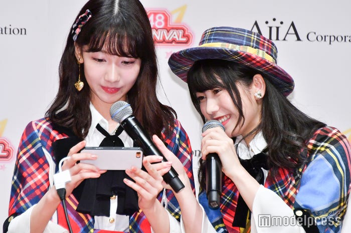 ゲームを実際に体験する柏木由紀、横山由依 (C)モデルプレス