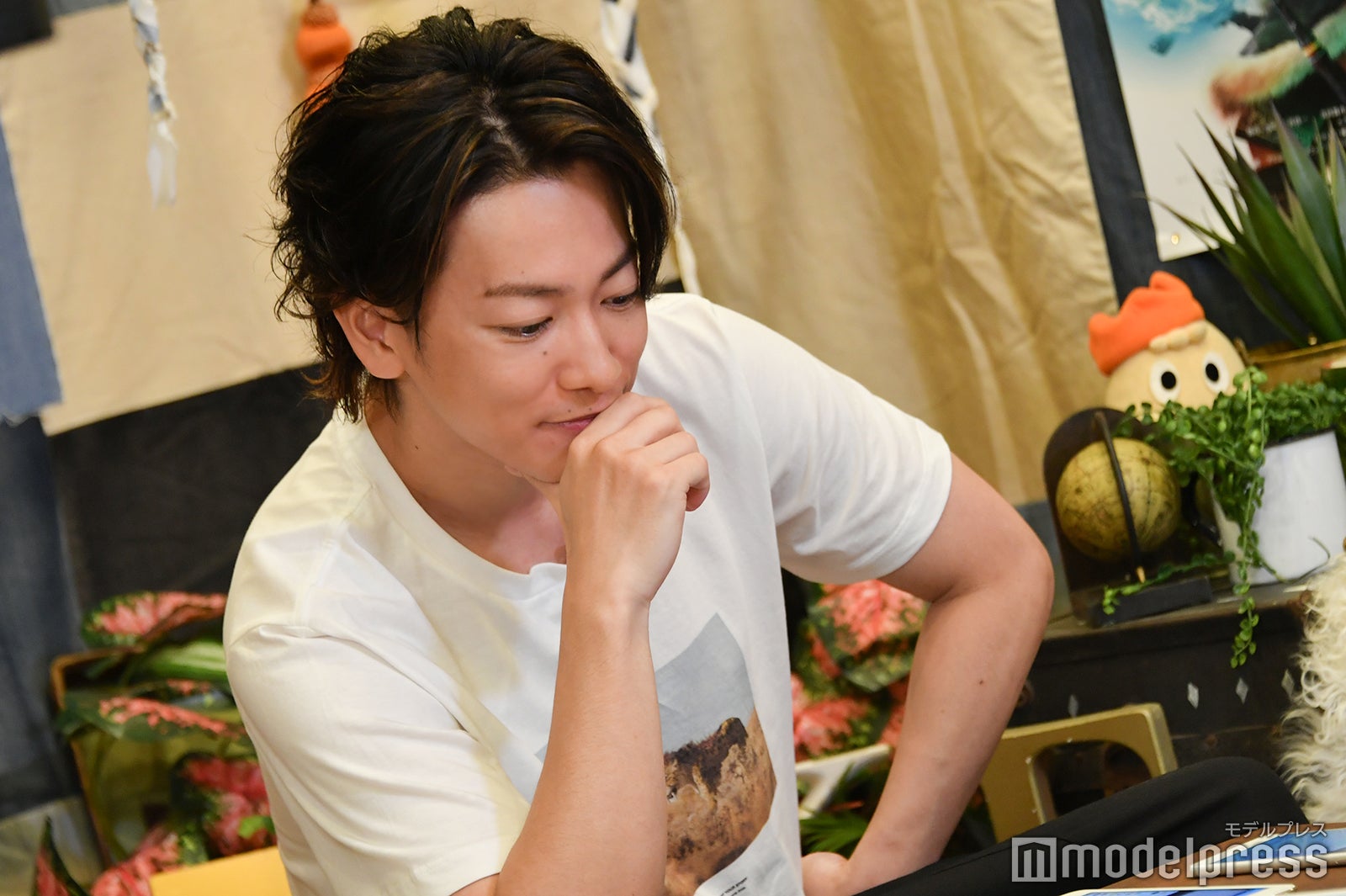 視聴者からのメッセージを楽しそうにチェックする佐藤健（C）モデルプレス