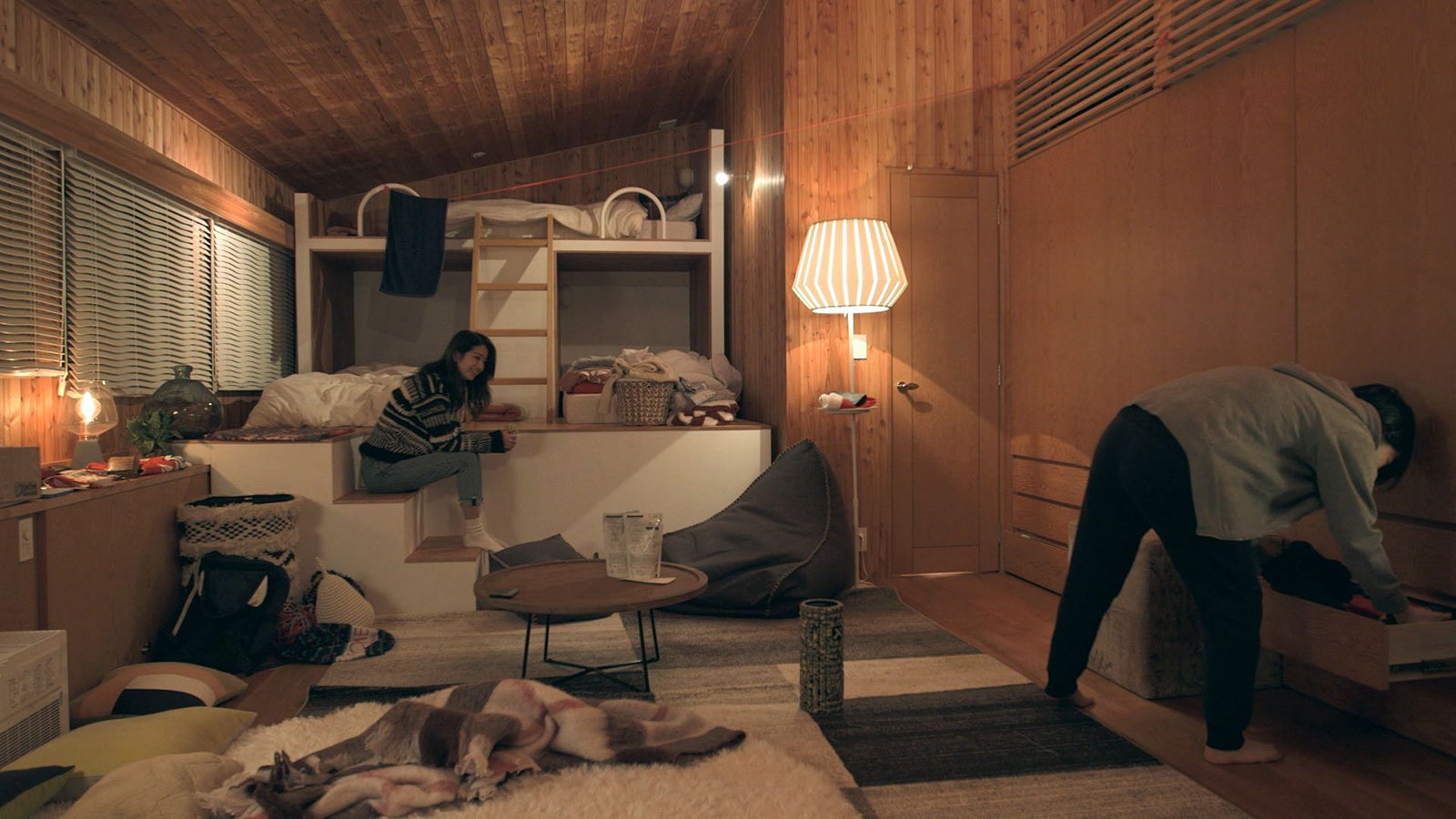 急いで片付ける安未とつば冴「TERRACE HOUSE OPENING NEW DOORS」10th WEEK（C）フジテレビ／イースト・エンタテインメント