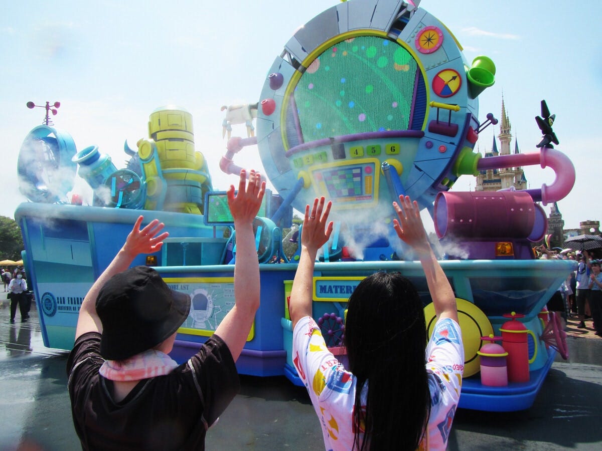 このフロートからも大量のミストや水が……