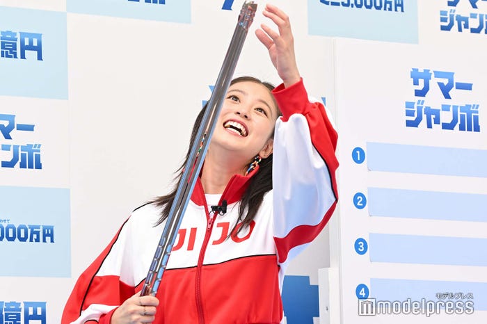 真珠を取り出した今田美桜(C)モデルプレス