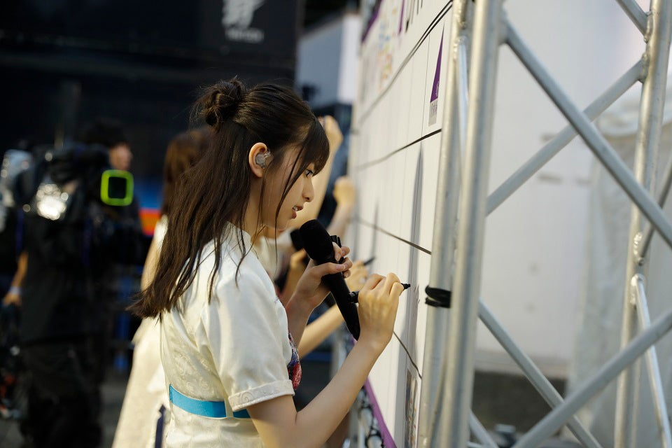 乃木坂46新プロジェクト始動 秋元真夏のシャワーシーンにざわつく＜6周年バースデーライブ＞