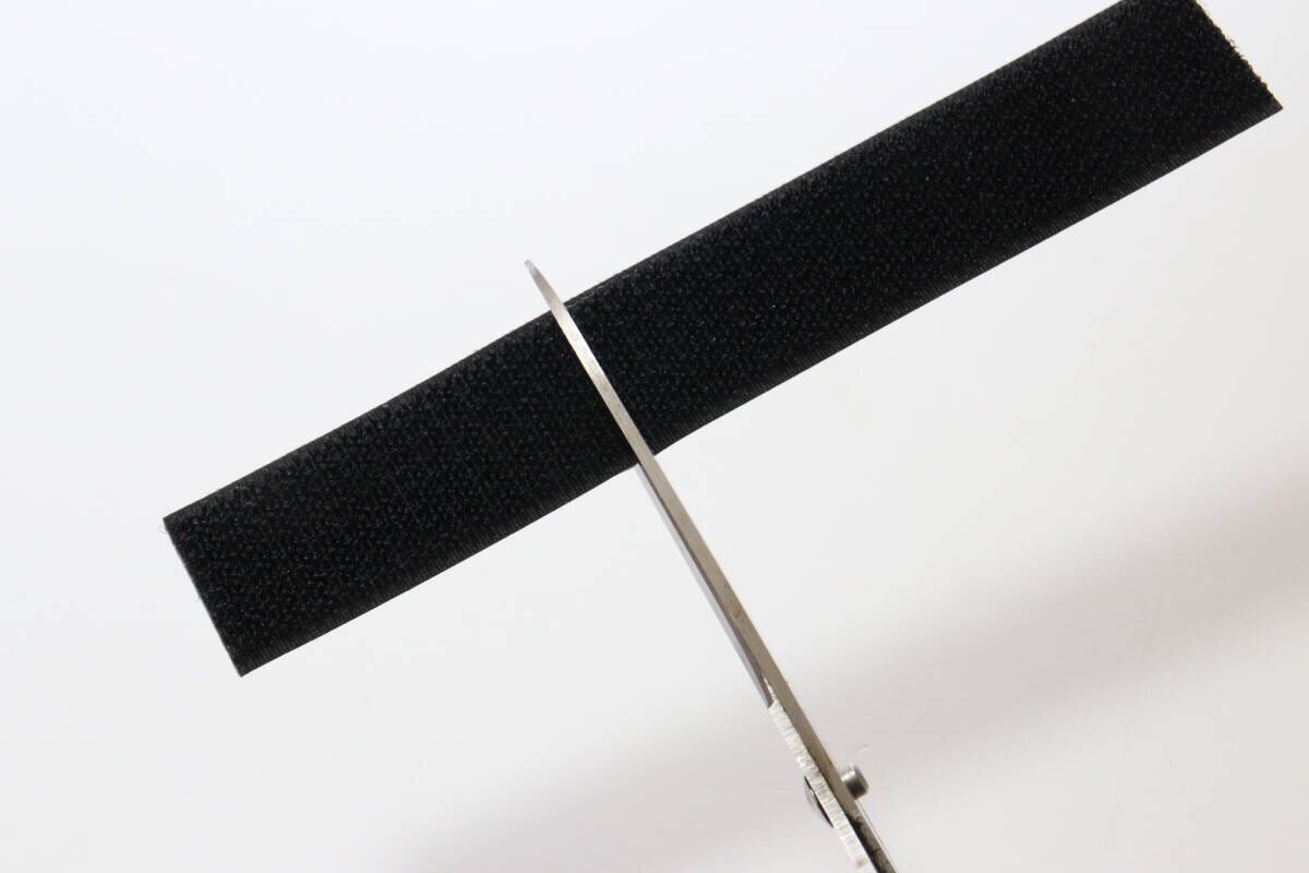 ダイソーのフリーマジック（黒、熱に強い粘着、25mm×15cm）をハサミで切る