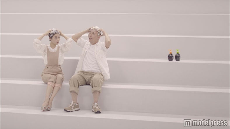 左から：石原さとみ、所ジョージ（新CM「会話編（所ジョージ）」）