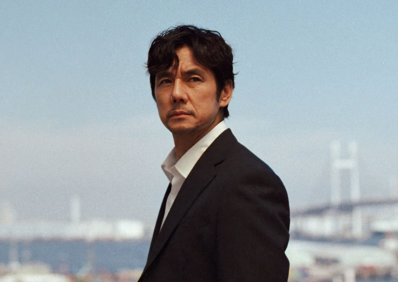 西島秀俊（C）2027「存在のすべてを」製作委員会（C）塩田武士／朝日新聞出版