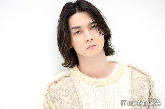 長髪の柳俊太郎(C)モデルプレス