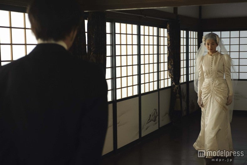 結婚式シーンの撮影に挑むオダギリジョーと綾瀬はるか（C）NHK