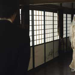 結婚式シーンの撮影に挑むオダギリジョーと綾瀬はるか(C)NHK