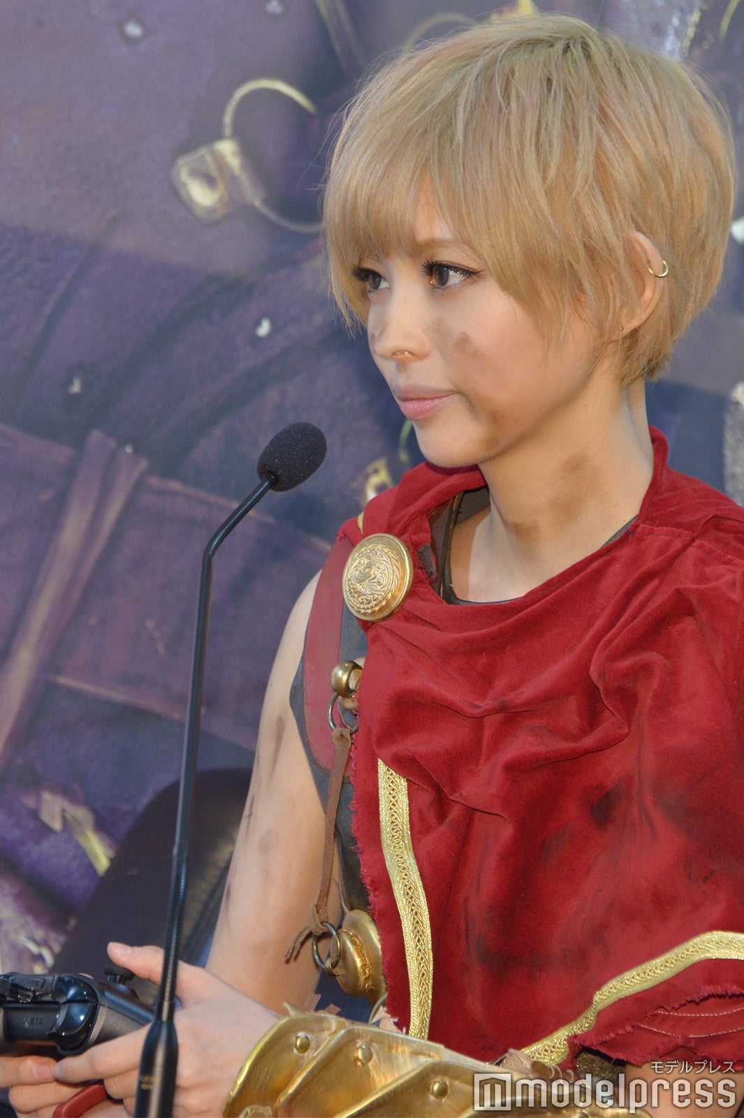 ゲーム大好きな最上もが、取材中なことを忘れるくらい没頭…？ （C）モデルプレス