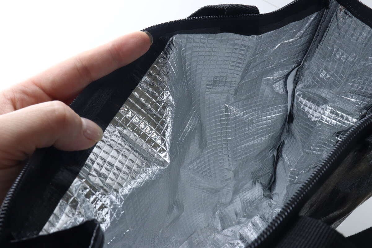 黒いトートバッグの内側。銀色のアルミ蒸着フィルムのような素材