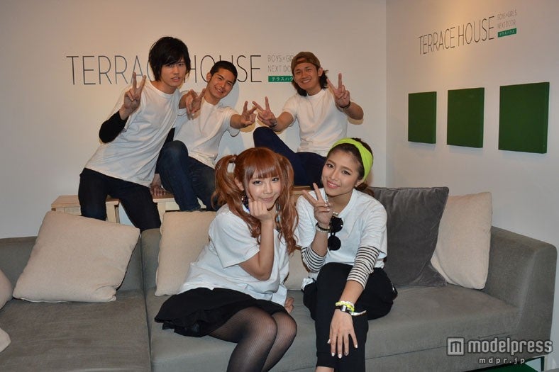 「テラスハウス」メンバー（上段左から：岩永徹也、菅谷哲也、宮城大樹　下段左から：今井華、竹内桃子）