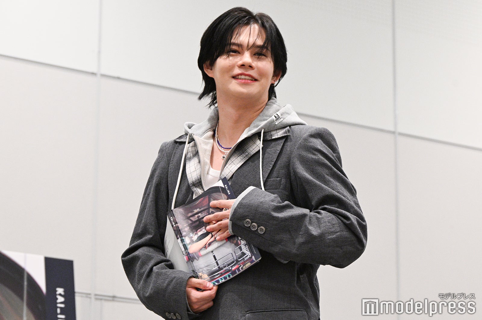 お気に入りページを見せるのをもったいぶるカイ（C）モデルプレス