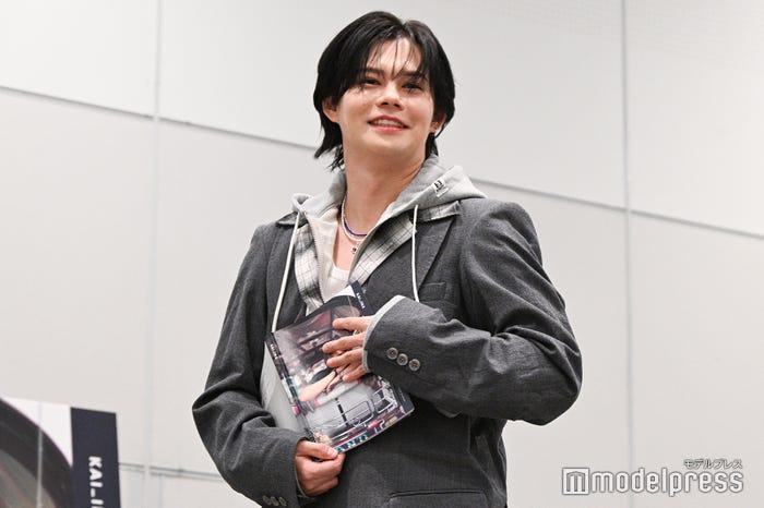 お気に入りページを見せるのをもったいぶるカイ(C)モデルプレス