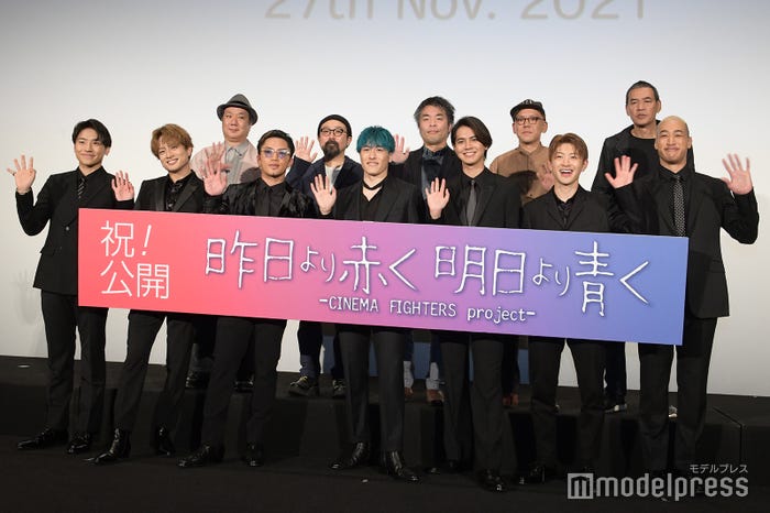 (後列左より)久保茂昭監督、山下敦弘監督、森義隆監督、真利子哲也監督、SABU監督(前列左より)小森隼、白濱亜嵐、数原龍友、中務裕太、片寄涼太、佐野玲於、関口メンディー (C)モデルプレス