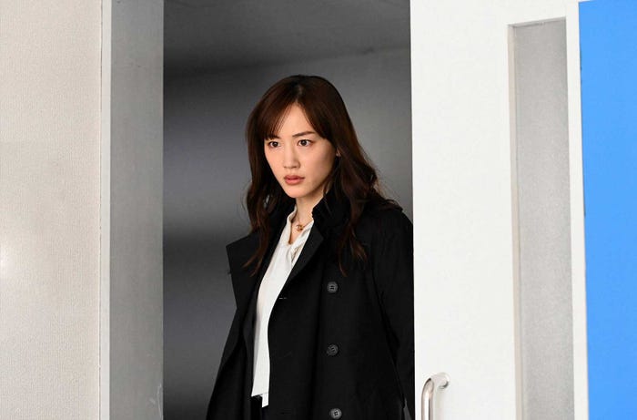 綾瀬はるか「天国と地獄 ~サイコな2人~」第8話より(C)TBS