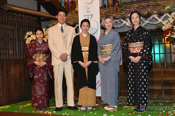 (左より)土屋太鳳、鈴木亮平、吉高由里子、仲間由紀恵、黒木華