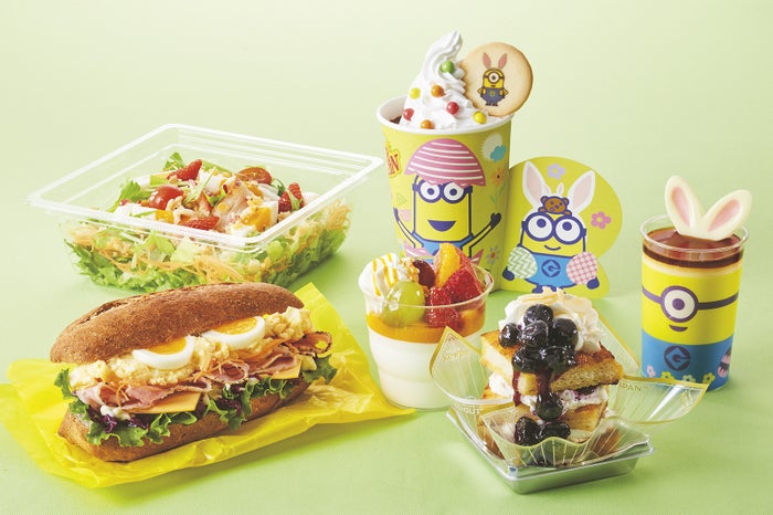 「パワーサラダ イースター（グリルチキン＆イチゴ）」「イースター・サンドウィッチセット」など（販売店舗：ビバリーヒルズ・ブランジェリー）／画像提供：ユニバーサル・スタジオ・ジャパン