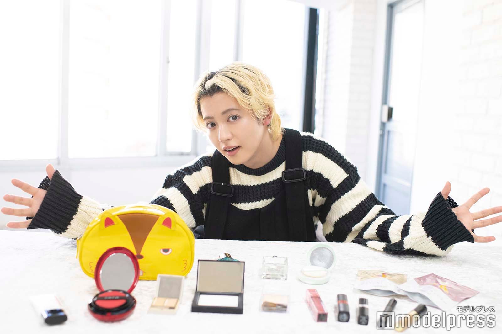 持ち歩いているコスメポーチを持ってきてもらいました！（C）モデルプレス