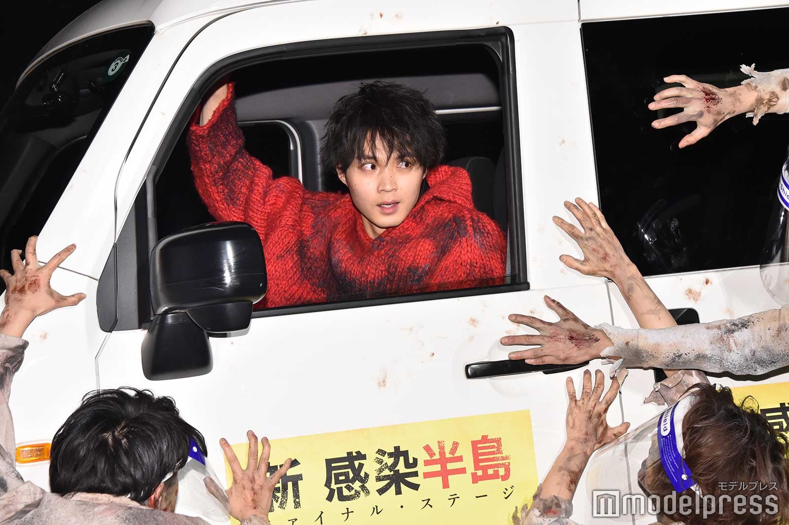 フェイスシールドをしたゾンビが磯村勇斗を襲う （C）モデルプレス