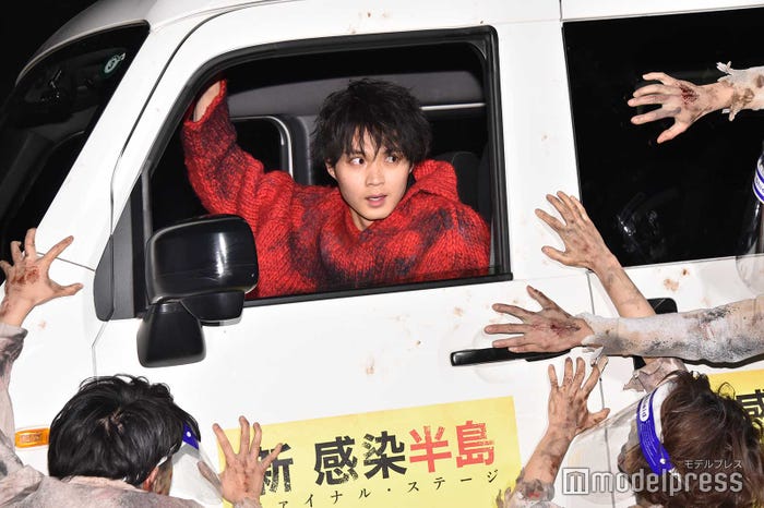 フェイスシールドをしたゾンビが磯村勇斗を襲う (C)モデルプレス