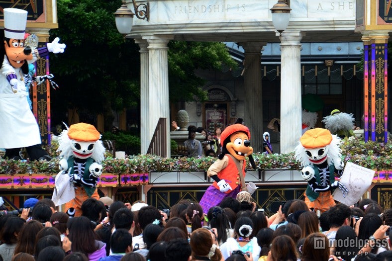 「ニューヨーク・ハロウィーン・フォリーズ」ニュースボーイズが勢い良く登場