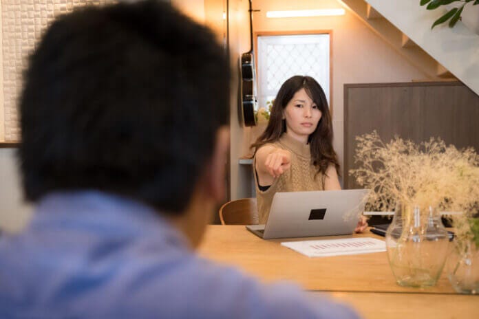 3:何でも人のせいにする女