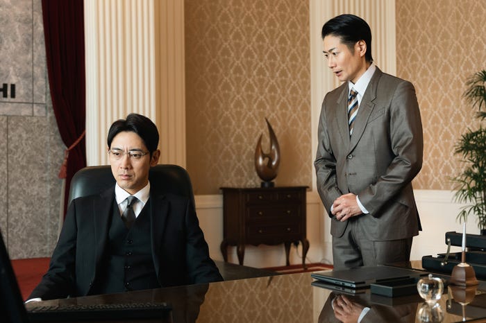小泉孝太郎、戸次重幸「スタンドUPスタート」第10話より(C)フジテレビ