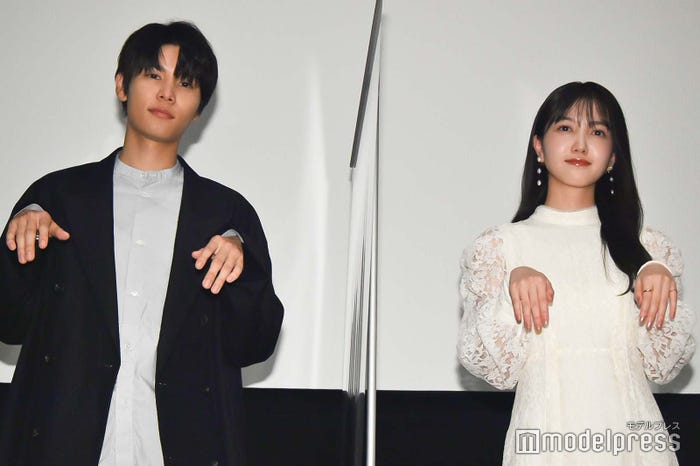 “幽霊ポーズ”をする萩原利久、久保史緒里 (C)モデルプレス