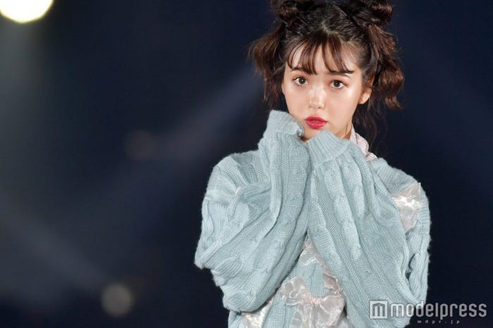 “キモうま”グルメコーナーで体を張っている藤田ニコル (C)モデルプレス