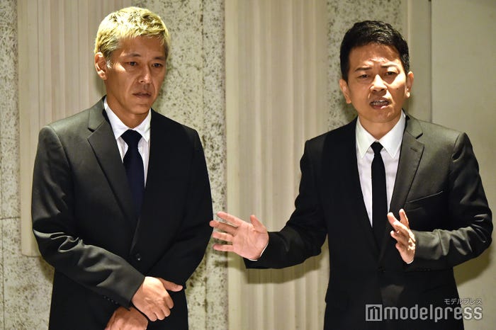 会見後、再び報道陣の前に姿を見せた田村亮、宮迫博之 (C)モデルプレス