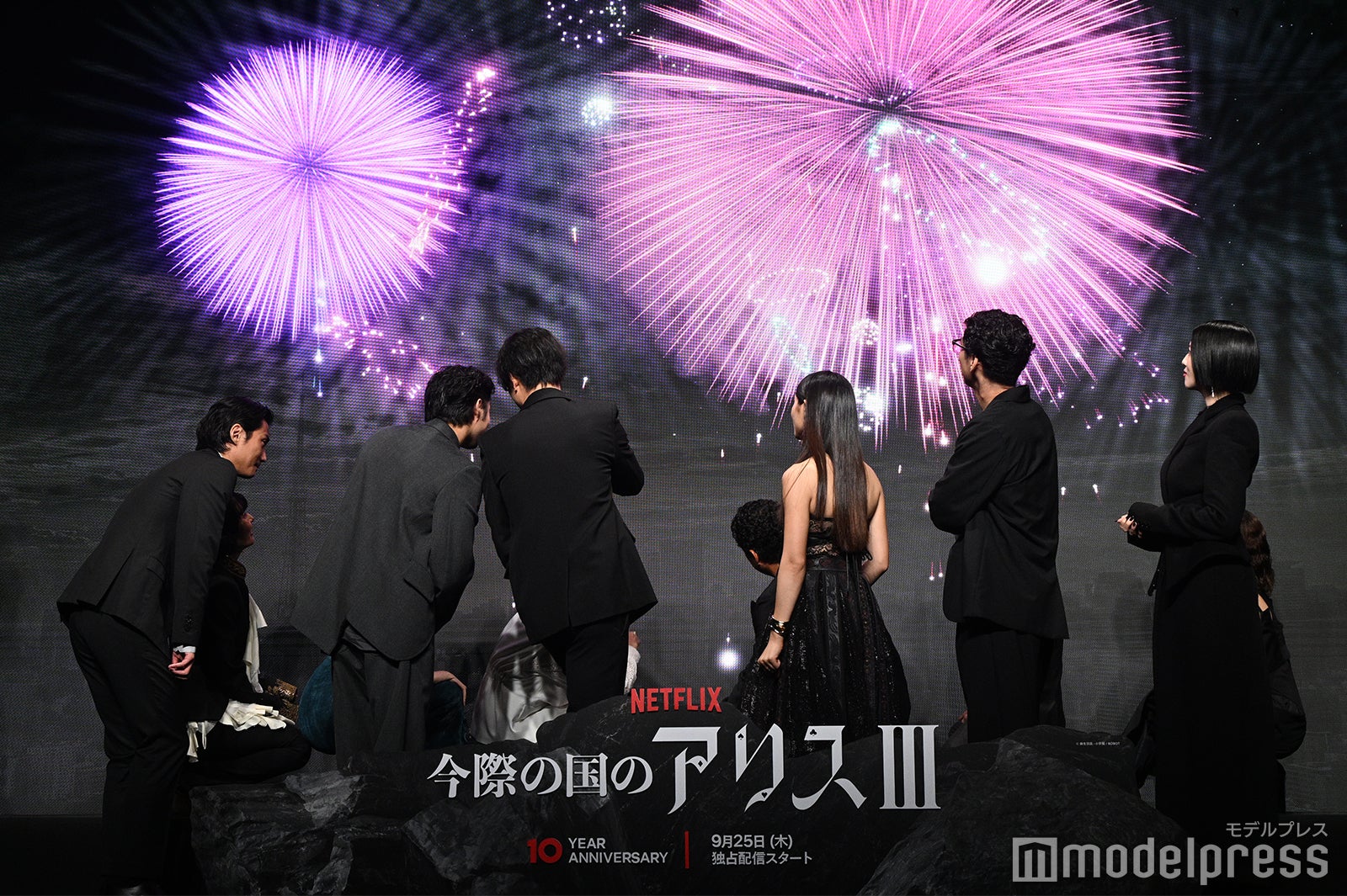 花火の映像に驚く山崎賢人、土屋太鳳ら（C）モデルプレス