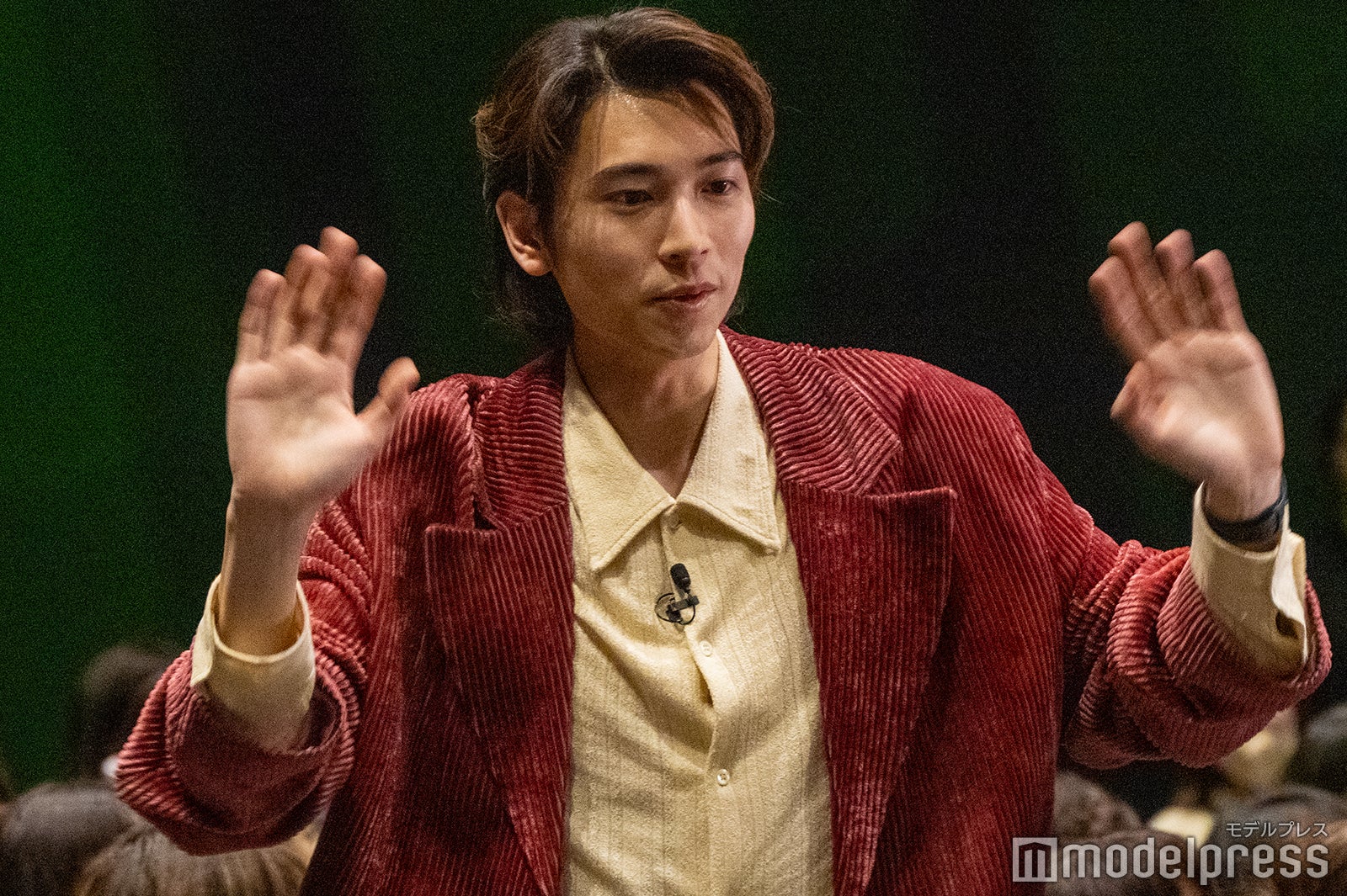 撮影可能タイムで1人ずつの携帯機種の違いに興味津々な庄司浩平（C）モデルプレス