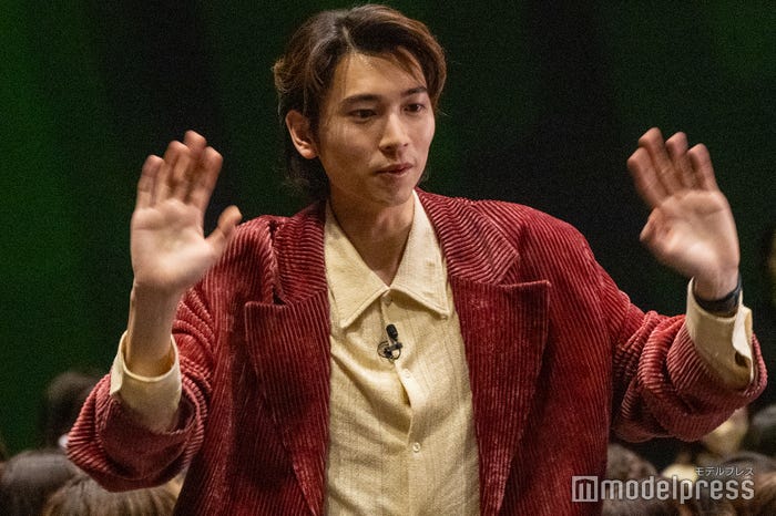 撮影可能タイムで1人ずつの携帯機種の違いに興味津々な庄司浩平(C)モデルプレス