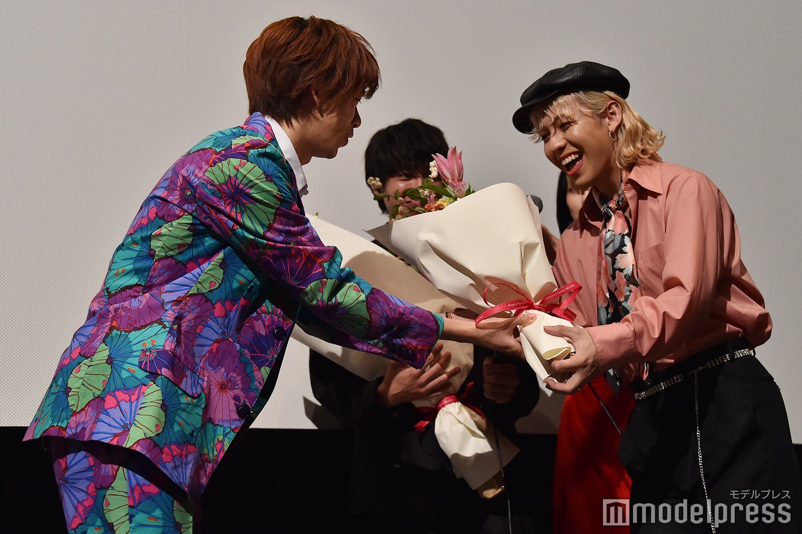 りゅうちぇるに花束を渡すリョウガ （C）モデルプレス