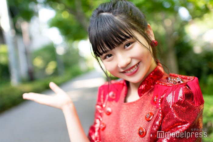 「いきなりパンチライン」っぽいポーズを!とリクエスト(C)モデルプレス