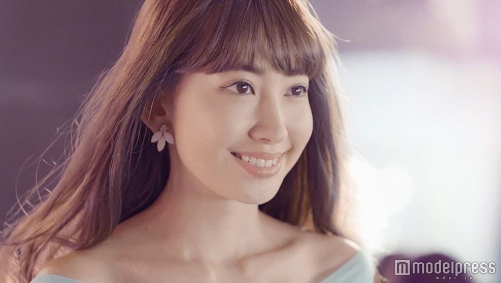 小嶋陽菜「ちょっと大人な私」開花　ミニドレスで美脚を披露