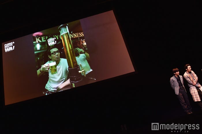 吉沢亮のテンションが上がった巨大ビールサーバー (C)モデルプレス