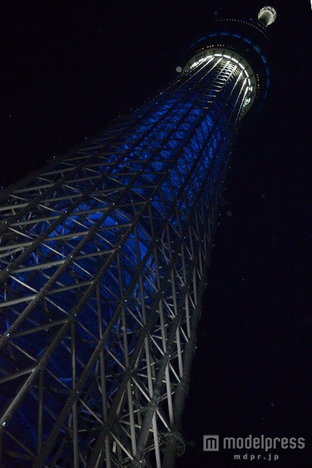 ブルーにライトアップされた東京スカイツリー